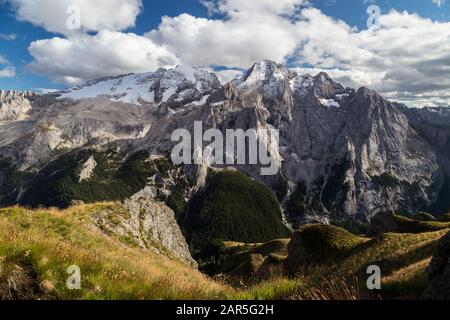 Vista sulle cime di Marmolada e Gran Vernel. L'Italia settentrionale, le Alpi, le Dolomiti. Tardo pomeriggio di sole nel mese di settembre. Foto Stock