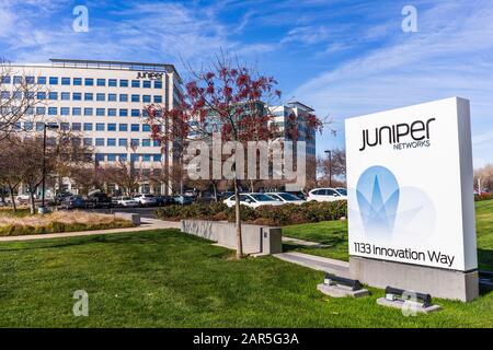 24 gennaio 2020 Sunnyvale / CA / USA - sede centrale di Juniper Networks situata a Silicon Valley. Juniper Networks, Inc. È una fabbrica americana Foto Stock