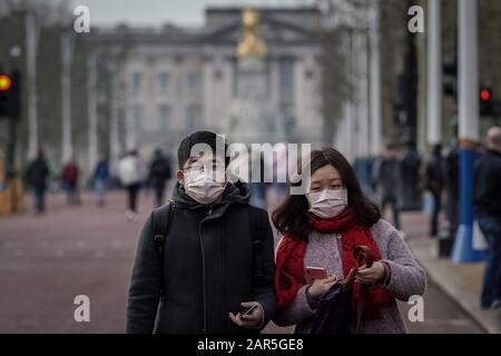 Londra, Regno Unito. 26th gennaio 2020. Due turisti cinesi con maschere facciali camminano lungo il Mall vicino a Buckingham Palace. Il nuovo coronavirus si è diffuso a quasi 2.000 persone e rimane contagioso nel suo periodo di incubazione - prima che i sintomi mostrano - rendendo più difficile contenere. L'attuale numero di vittime è pari a 56. Credito: Guy Corbishley/Alamy Live News Foto Stock