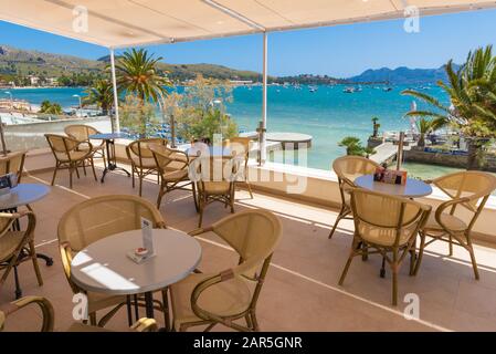 Mallorca, SPAGNA - 6 maggio 2019: Un ristorante che si affaccia sulla baia e sulla spiaggia di Port de Pollenca a Maiorca Foto Stock