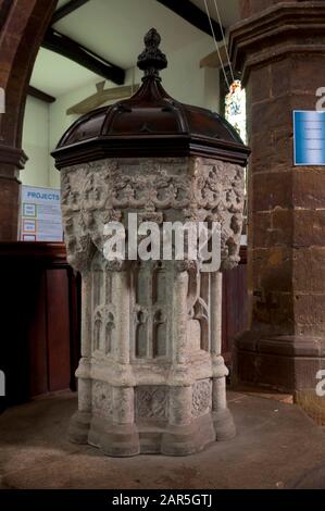 Il font, St. Andrew`s Church, Broughton, Northamptonshire, Inghilterra, Regno Unito Foto Stock