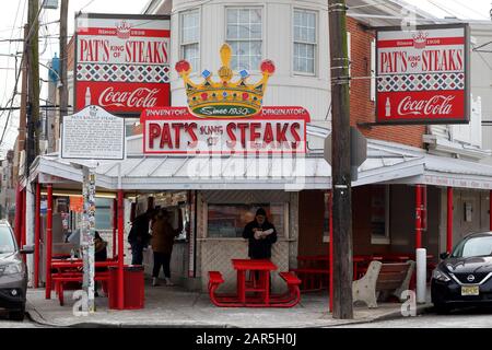 Pat's King of Steaks, 1237 e Passyunk Ave, Philadelphia, PA. Negozio esterno di un ristorante cheesesteak in Passyunk Square. Foto Stock