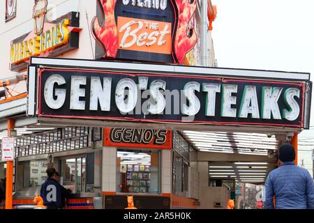 Geno's Steakhouse, 1219 S 9th Street, Philadelphia, Pennsylvania. Esterno di un ristorante Cheesesteak in Passyunk Square. Foto Stock