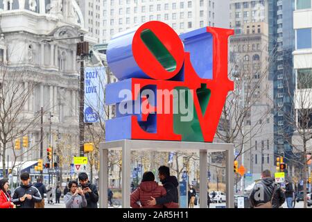 Uno sguardo dietro le quinte alle persone che fotografano vicino a Love Sculpture in Love Park a Center City, Philadelphia, PA. Foto Stock