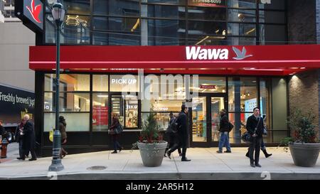Wawa, 33 S 16th St, Philadelphia, PA. Negozio esterno di un minimarket nel centro città. Foto Stock