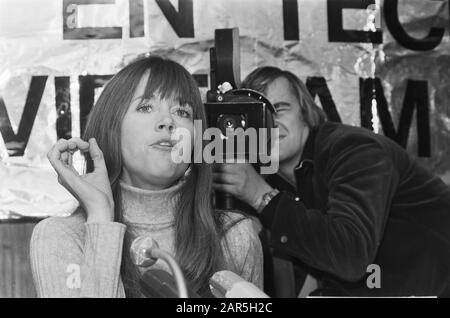 Jane fonda fa una conferenza stampa a TH a Delft per le azioni del Vietnam; Jane fonda durante la conferenza stampa, con la macchina fotografica del film dietro di essa Data: 17 gennaio 1975 luogo: Delft, South-Holland Parole Chiave: Attivisti, attrici, macchine fotografiche, star del cinema, conferenze stampa Nome personale: Fonda Jane Foto Stock