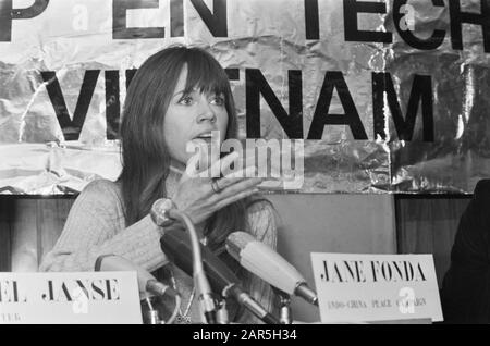 Jane fonda fa una conferenza stampa a TH a Delft per le promozioni del Vietnam; Jane fonda durante la conferenza stampa Data: 17 gennaio 1975 luogo: Delft, Zuid-Holland Parole Chiave: Attivisti, attrice, star del cinema, conferenze stampa Nome personale: Fonda Jane Foto Stock