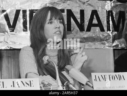 Jane fonda fa una conferenza stampa a TH a Delft per le azioni del Vietnam; Jane fonda durante una conferenza stampa; Foto Stock