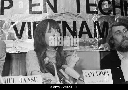 Jane fonda fa una conferenza stampa a TH a Delft per le promozioni del Vietnam; Jane fonda durante la conferenza stampa Data: 17 gennaio 1975 luogo: Delft, Zuid-Holland Parole Chiave: Attivisti, attrice, star del cinema, conferenze stampa Nome personale: Fonda Jane Foto Stock