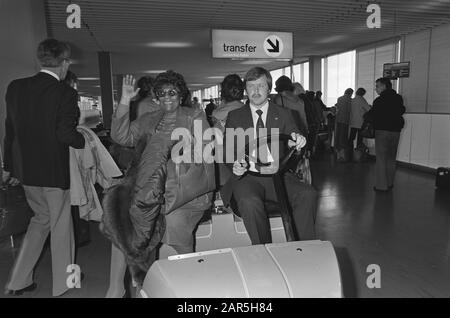 Cantante jazz Ella Fitzgerald dagli USA nel nostro paese per concerti ad Amsterdam, Ella Fitzgerald all'arrivo Schiphol su carrello speciale Data: 29 Ottobre 1980 luogo: Noord-Holland, Schiphol Parole Chiave: Arrivi, cantanti Nome personale: Ella Fitzgerald Foto Stock