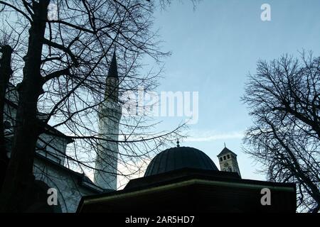 Tetto e minareto della moschea di Gazi Husrev Begova a Sarajevo. La moschea è uno dei principali punti di riferimento della parte islamica ottomana musulmana del capit Foto Stock