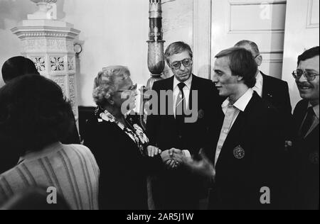 Queen Juliana riceve la squadra di calcio olandese al palazzo Soestdijk Johan Neeskens parla con la regina Juliana, nel mezzo Jacques Hogewoning Data: 27 Giugno 1978 luogo: Soestdijk, Utrecht Parole Chiave: Elves, regine, ricevute, sport, calcio Nome personale: Hogewoning, Jacques, Juliana (regina Olanda), Neeskens, Johan Foto Stock