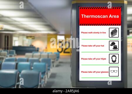 Controllo della salute: L'area ThermoScan firma all'aeroporto per la situazione di controllo dell'epidemia ai passeggeri che arrivano al terminal da parte di funzionari pubblici della sanità Foto Stock