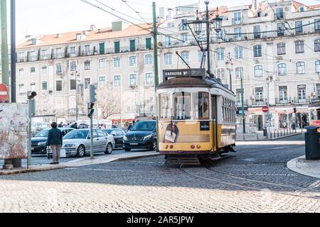 Lisbona, Portogallo - 17 gennaio 2020: Un iconico tram di Lisbona (tram) che si muove lungo le strade vicino a Piazza Rossio Foto Stock