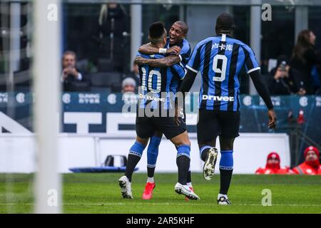 Milano, Italia. 26th Gen 2020. Lautaro martinez (inter) festeggia con ashley Young (inter) dopo il gol durante il FC Internazionale vs Cagliari Calcio, campionato italiano A partita di calcio a Milano, Italia, 26 gennaio 2020 Credit: Agenzia fotografica indipendente/Alamy Live News Foto Stock