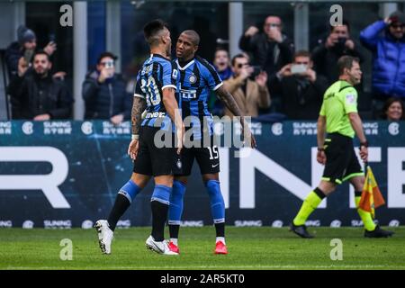 Milano, Italia, 26 Jan 2020, lautaro martinez (Inter) festeggia con ashley giovane (Inter) dopo il gol durante il FC Internazionale vs Cagliari Calcio - campionato italiano A partita di calcio - Credit: LPS/Luca Rossini/Alamy Live News Foto Stock