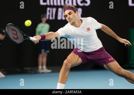 Melbourne, Australia. 26th Gen 2020. Roger Federer, Svizzera, ha una posizione di fronte a Marton Fucsovics, Ungheria, durante la quarta partita al ATP Australian Open 2020 a Melbourne Park, Melbourne, Australia, il 26 gennaio 2020. Foto Di Peter Dovgan. Credit: Uk Sports Pics Ltd/Alamy Live News Foto Stock