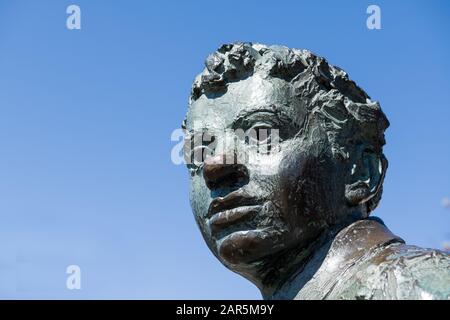 Primo piano di Dylan Thomas Head nella Swansea Marina South Wales. Scrittore e poeta di grande talento, ma talvolta volatile, viene ricordato in Galles Foto Stock