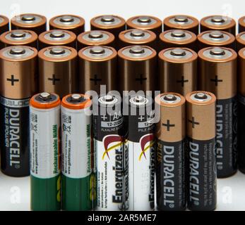 Batterie alcaline e ricaricabili, AA, AAA, pile, alimentazione. Foto Stock