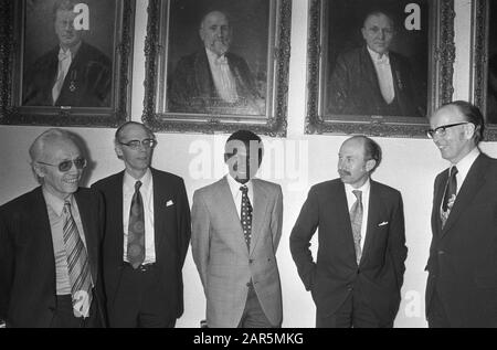 Nederlands: Congres theologie ontikkelingssamenwerking in Kampen; H.M. (Harry) de Lange, J.T. Bakker , Fabien Eboussi Boulaga, Jose Miguez Bonino En Dr. Anton Gerrit Honig (Jr.). 4 aprile 1974 Congresso di Teologia sulla cooperazione allo sviluppo a Kampen (Paesi Bassi). Da sinistra a destra: Harry de Lange , J.T. Bakker , Fabien Eboussi Boulaga, Jose Miguez Bonino E Dr. Anton Gerrit Honig (Jr.); Foto Stock