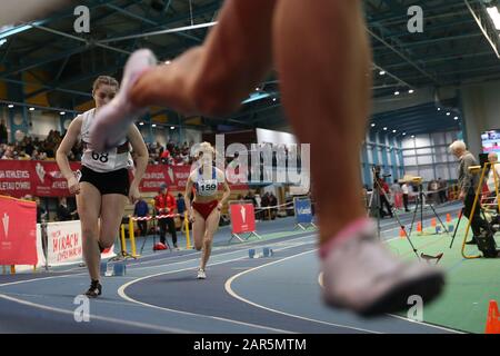 Cardiff, Regno Unito. 25th Gen, 2020. Azione durante la gara di donne senior 400m. Campionati di atletica leggera interna gallese 2020 presso il National Indoor Athletics Centre di Cardiff, Galles del Sud, sabato 25th gennaio 2020. Questa immagine può essere utilizzata solo per scopi editoriali. Solo uso editoriale. PIC di Andrew Orchard/Andrew Orchard sport fotografia/Alamy Live News Credit: Andrew Orchard sport fotografia/Alamy Live News Foto Stock