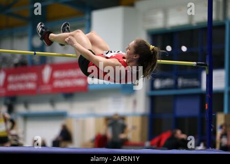 Lauryn Davey in azione durante l'evento di salto alto delle donne anziane. Campionati di atletica leggera interna gallese 2020 presso il National Indoor Athletics Centre di Cardiff, Galles del Sud, sabato 25th gennaio 2020. Questa immagine può essere utilizzata solo per scopi editoriali. Solo per uso editoriale. PIC di Andrew Orchard/Andrew Orchard sports photography/Alamy Live News Foto Stock