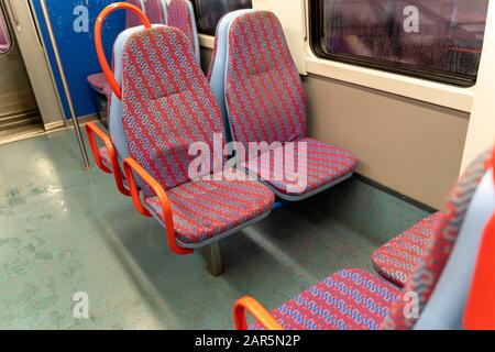 Lisbona, Portogallo - 18 gennaio 2020: Posti a sedere all'interno del vuoto treno urbano per pendolari che va a Sintra da Lisbona, Portogallo Foto Stock