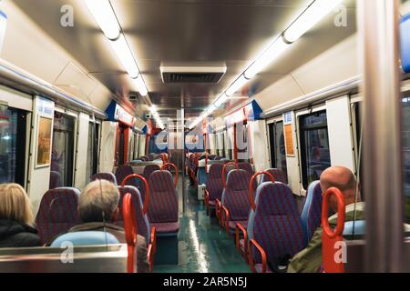 Lisbona, Portogallo - 18 gennaio 2020: Posti a sedere all'interno del treno urbano urbano per pendolari che va a Sintra da Lisbona, Portogallo Foto Stock