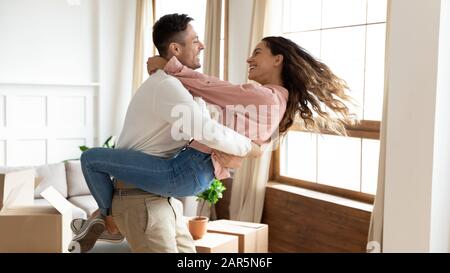La giovane coppia contentissima si divertono durante il giorno in movimento Foto Stock