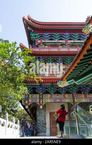 Persone che visitano il Monastero di po Lin Isola di Lantau hong Kong - un monastero buddista, vista esterna sull'isola di Hong Kong di Lantau Hong Kong Asia Foto Stock