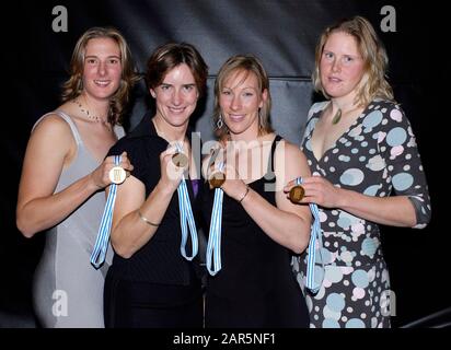 Lords, Londra, British International Rowing Team Dinner, GBR Women's quadruple scull, left to right, Sarah WINCKLESS, Katherine GRAINGER, Debbie FLOOD e Frances HOUGHTON, hanno presentato la loro medaglia d'oro, dopo l'arco della russo donne Quad. Testato positivo, annunciato da FISA. 03.02.2007,[Crediti Obbligatori, Peter Spurrier/ Immagini Intersport] Foto Stock