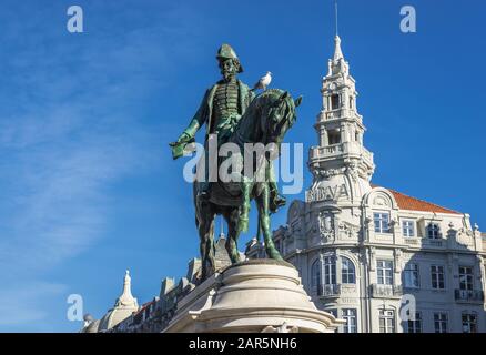 Statua equestre di re Pietro IV il liberatore sulla piazza Liberty a Porto, Portogallo. Costruzione di Banco Bilbao Vizcaya Argentaria sullo sfondo Foto Stock