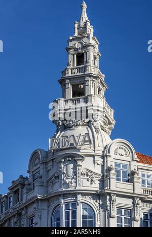 Costruzione di Banco Bilbao Vizcaya Argentaria, multinazionale banca spagnola sulla piazza Liberty in Santo Ildefonso parrocchia civile della città di Porto in Portogallo Foto Stock