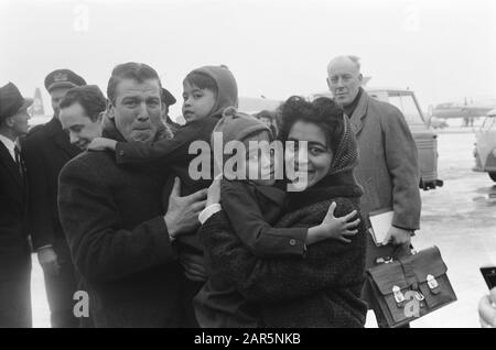 Kathleen e Benedik Boomstra da Rangoon ancora ai genitori dopo 2 anni. Padre e madre e figli sulla piattaforma di Schiphol Data: 14 febbraio 1963 Parole Chiave: Bambini, PARETS Nome personale: Benedik Boomstra, Kathleen Foto Stock