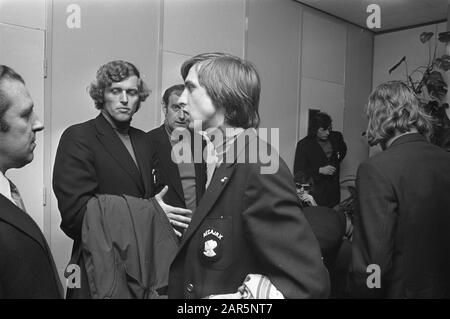 Partenza da Ajax da Schiphol a Lisbona per una partita contro Benfica Keizer en Cruijff (primo piano) Annotazione: In background Willem Suurbier Data: 17 aprile 1972 Località: Noord-Holland, Schiphol Parole Chiave: Aeroporti, calciatori Nome personale: Cruijff, Johan, Keizer, Piet Foto Stock