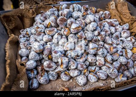 Castagne arrosto in vendita in Santo Ildefonso distretto della città di Porto sulla Penisola Iberica, la seconda più grande città in Portogallo Foto Stock