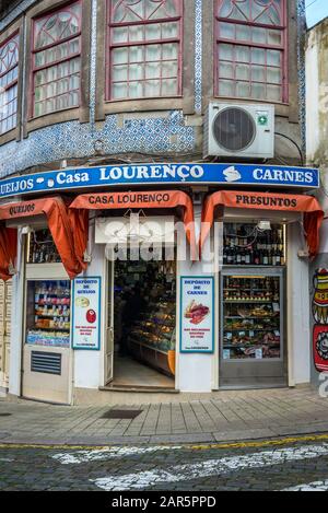 Casa Lourenco in vecchio stile tradizionale negozio di alimentari in Santo Ildefonso distretto della città di Porto sulla Penisola Iberica, la seconda più grande città in Portogallo Foto Stock