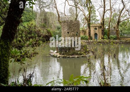 Antiche case d'anatra che ricordano una torre o un castello ai giardini del Palazzo pena nella zona della Valle dei Laghi di Sintra Portogallo Foto Stock