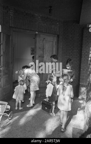 Per la prima volta alla grande scuola Bambini e madri all'ingresso della scuola Data: 12 agosto 1968 Parole Chiave: Scuole, scolaresche Foto Stock