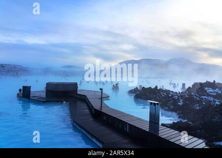 Laguna Blu accanto a Reykjavik con persone che fanno il bagno in questa sorgente termale naturale. Foto Stock