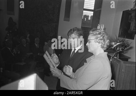 Il Ministro M. A. M. (Marga) Klompé premia il Premio di Stato per la Letteratura, il P.C. Hooftprijs 1968, a G. K. van het Reve presso la Muiderslot, 26 agosto 1969; Foto Stock