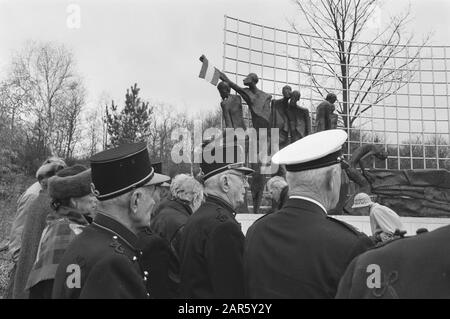 Silent flower arrangiamento per le vittime della Seconda guerra mondiale al Monumento indiano a l'Aia dopo la morte dell'imperatore Hirohito del Giappone KNIL veterani stand di fronte al monumento Annotazione: Il progettista del monumento è Jaroslawa Dankowa Data: 14 gennaio 1989 posizione: Den Haag, Zuid-Holland Parole Chiave: Fiori, monumenti coloniali, monumenti di guerra Foto Stock