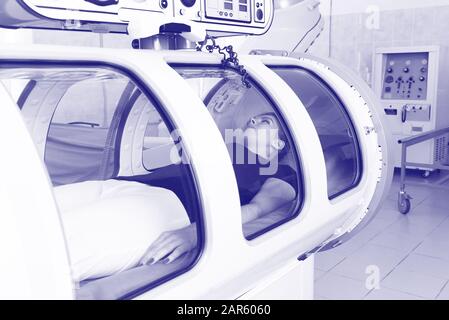 Camera iperbarica per ossigeno in ospedale. Foto Stock