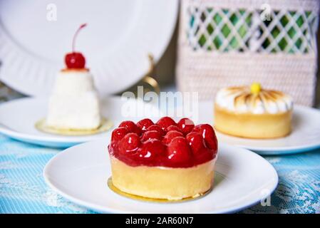 Torta con ciliegia su un tavolo decorato. Foto Stock