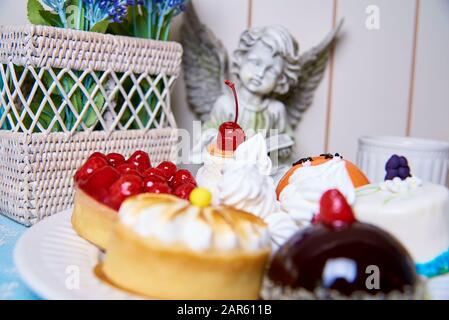 Torta con ciliegia su un tavolo decorato. Foto Stock