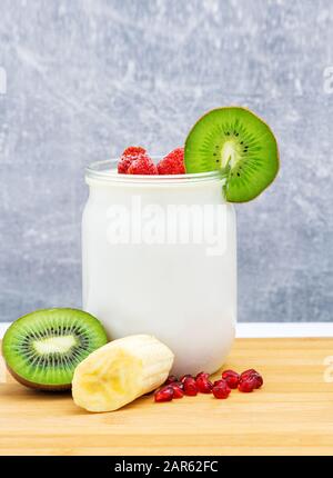 Yogurt di frutta. Piatto fresco con frutta e frutti di bosco Foto Stock