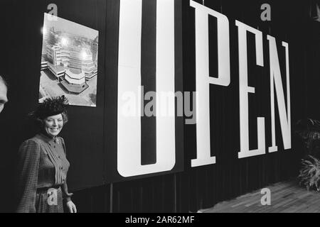 Queen Beatrix apre la nuova Biblioteca Centrale di Rotterdam Queen Beatrix per una foto dell'edificio Data: 7 ottobre 1983 luogo: Rotterdam, Zuid-Holland Parole Chiave: Biblioteche, foto, regine, aperture Nome personale: Beatrix (queen Netherlands) Foto Stock