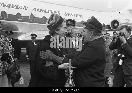 Queen Ingrid di Danimarca, con le sue figlie Margarethe e Benedikte per visita privata alla Casa reale Data: 12 ottobre 1962 Località: Danimarca Parole Chiave: Visite, figlie Nome personale: Ingrid Queen, Margrethe II, Regina di Danimarca Foto Stock