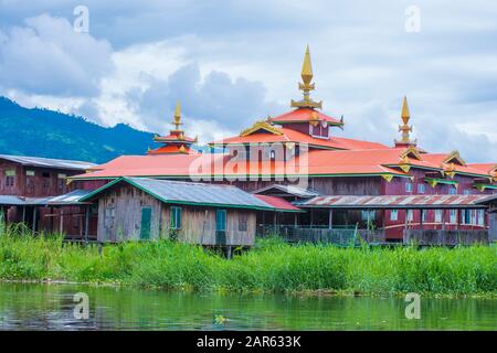 Il monastero di Nga Phe Kyaung in Myanmar il monastero situato sul lago Inle nello Stato di Shan. Foto Stock