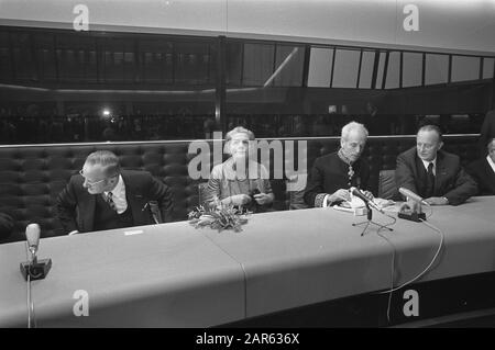 Queen Juliana apre la nuova casa provinciale del Brabante Nord a Den Bosch Queen Juliana dietro un tavolo Data: 12 novembre 1971 Località: Den Bosch, Noord-Brabant Parole Chiave: Queens, case di contea Nome personale: Juliana, Queen Foto Stock